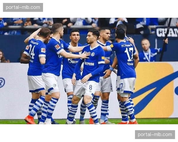 现场直击:沙尔克04主场球迷在球队落后时持续高歌鼓舞士气 现场直击:沙尔克04主场球迷在球队落后时持续高歌鼓舞士气