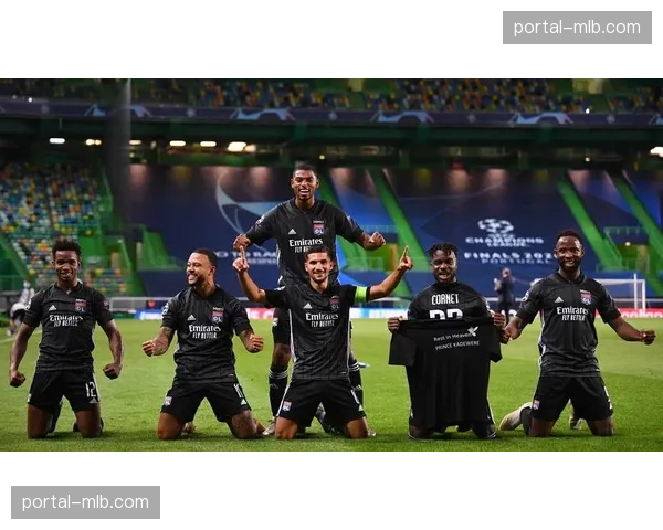 事件通讯：法甲里昂队内赛后会议，重点复盘防守中“区域交接（handover）”不及时的问题。