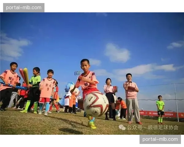 “足球回家”项目启动,德甲俱乐部深入社区开展青少年公益活动 “足球回家”项目启动,德甲俱乐部深入社区开展青少年公益活动
