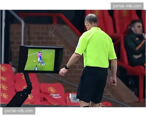 特写:VAR长时间介入判定点球,梅斯球员集体围住主裁判 特写:VAR长时间介入判定点球,梅斯球员集体围住主裁判