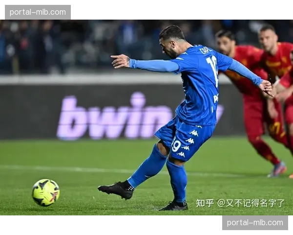 乌迪内斯主场对阵恩波利，大雨导致场地积水影响传球成功率