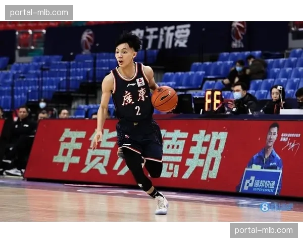 “内部教学赛:自由人队后卫线表现出色,三分球30中15” “内部教学赛:自由人队后卫线表现出色,三分球30中15”